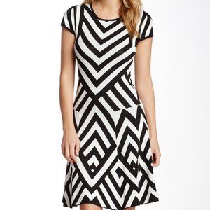 ECI Black White Geometric Knit Short Sleeve Dress